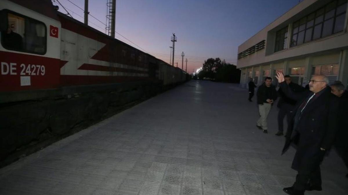18 vagon dolusu insani yardım İzmir’den yola çıktı