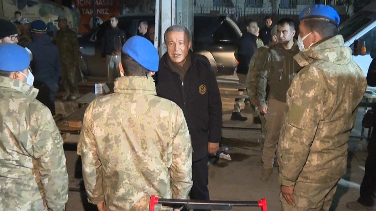 Bakan Akar, Hatay’da Mehmetçik’i denetledi