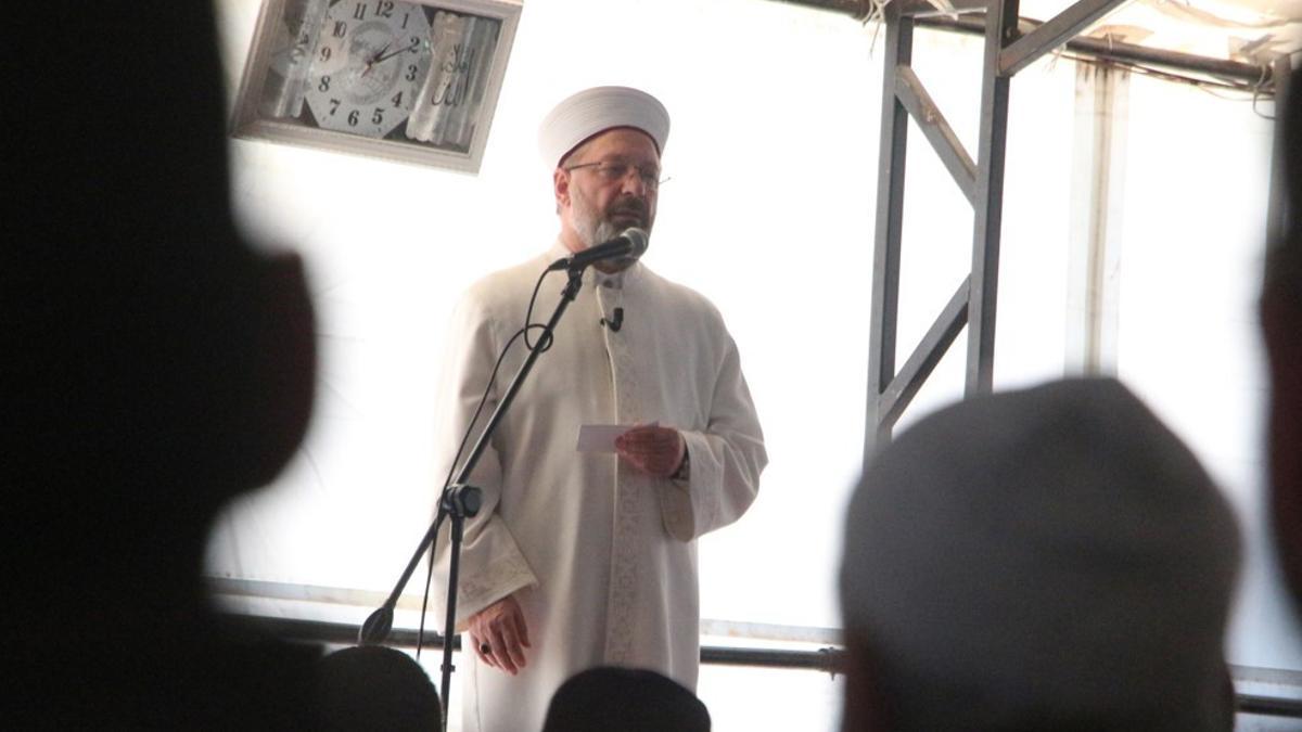 Diyanet İşleri Başkanı Erbaş, deprem bölgesinde cuma namazı kıldırdı