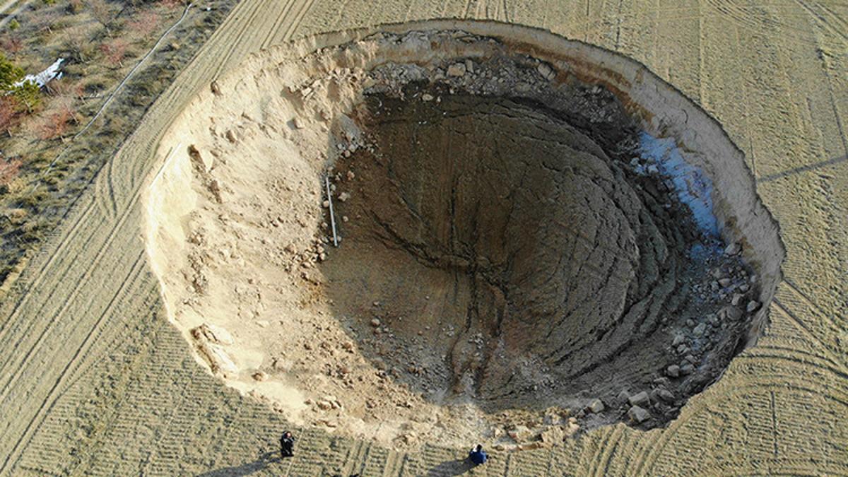 Konya’da iki fay arasında 37 metre çapında obruk oluştu