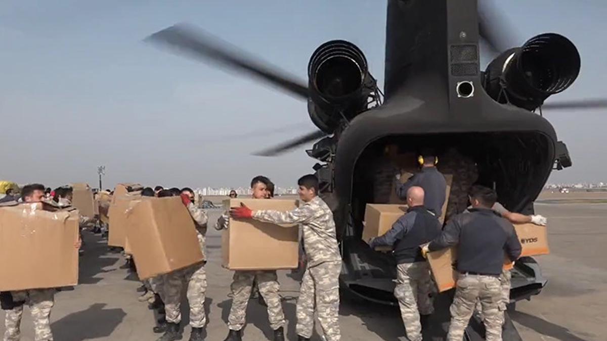 Askeri helikopterler 4 bin 388 sorti yaparak deprem bölgesine yardım malzemesi taşıdı Askeri helikopterler 4 bin 388 sorti yaparak deprem bölgesine yardım malzemesi taşıdı