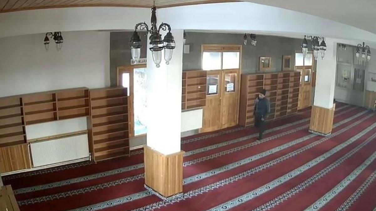 Kars’ta camilerin ses sistemlerini çalan hırsız önce kameralara sonra polise yakalandı - Son Dakika Haberleri İnternet