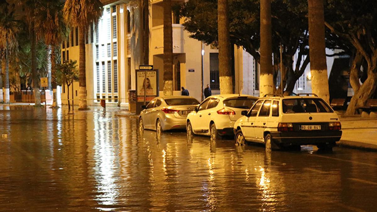 İskenderun’da deniz taştı, caddeler göle döndü… Kaymakamlıktan ilk açıklama geldi: Lodos kaynaklı