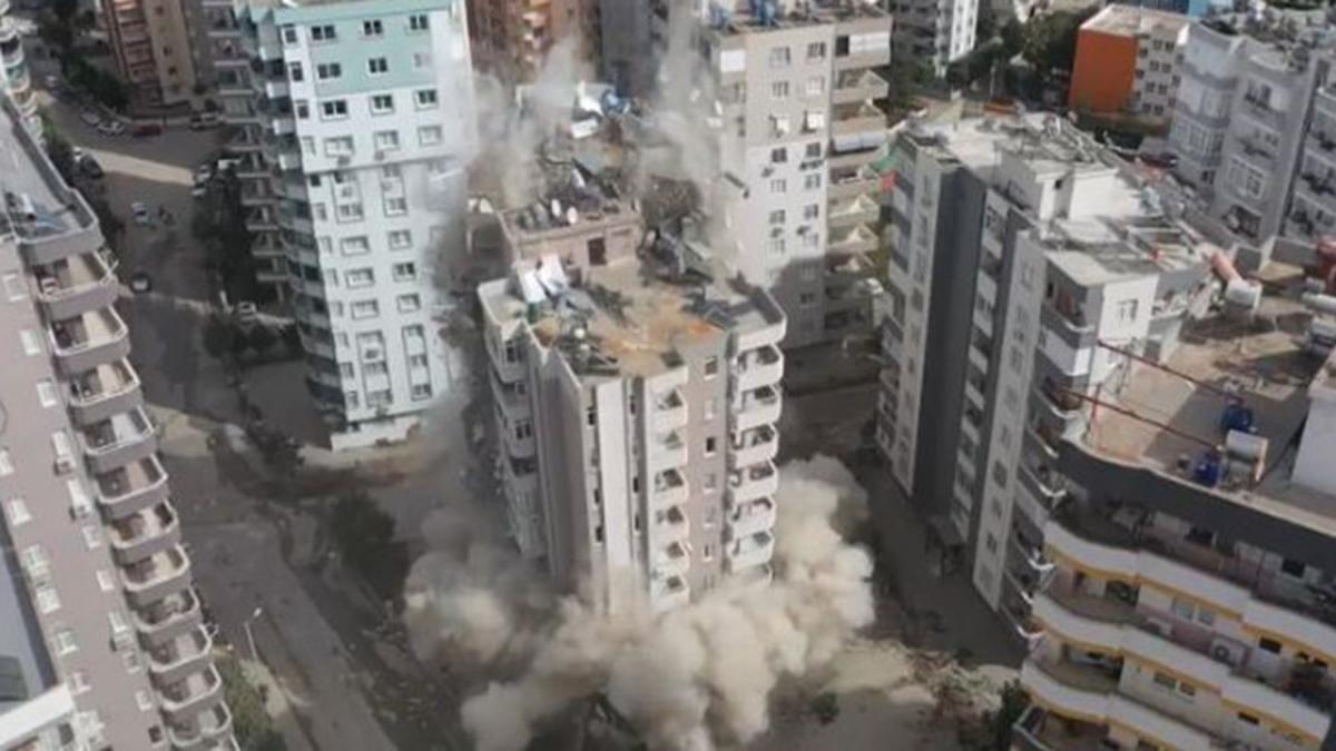 Depremde ağır hasar alan apartman yıkıldı