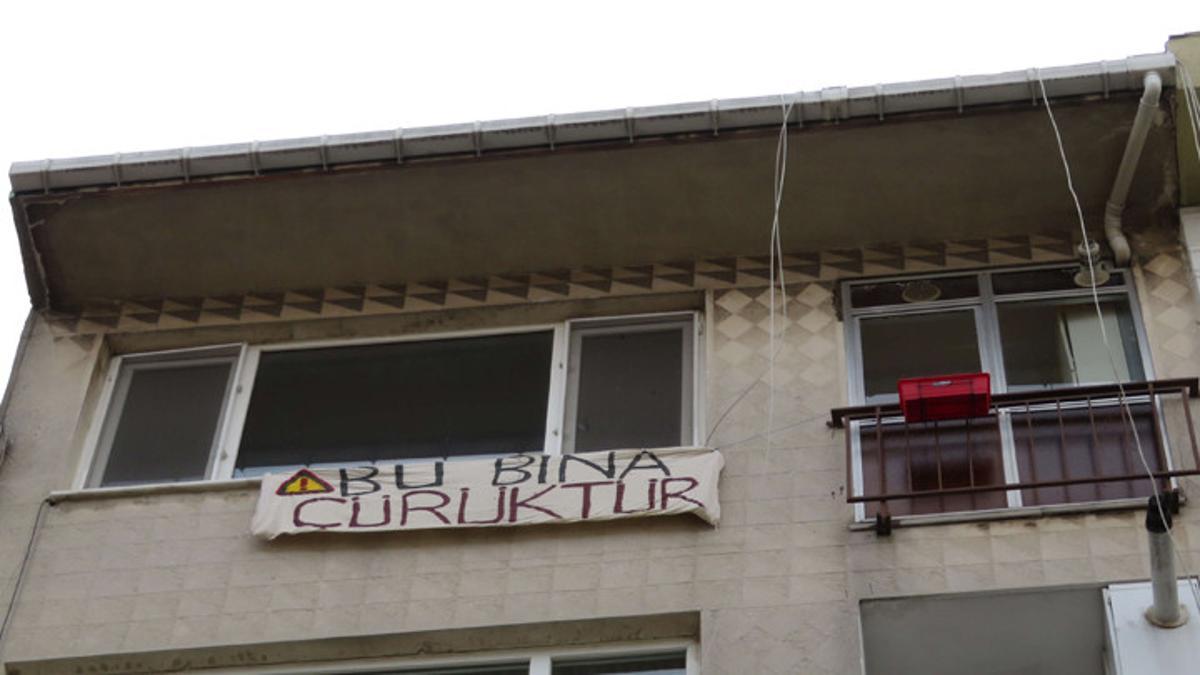 Kadıköy’de ‘bu bina çürüktür’ pankartı asıp evi boşalttı