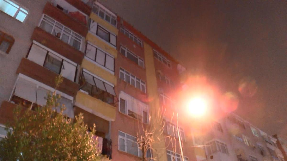 Bahçelievler’de önündeki kaldırım çöken apartman tedbir amaçlı boşaltıldı