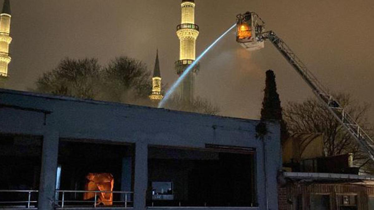 Fatih’te 3 katlı metruk binanın çatısı alev alev yandı