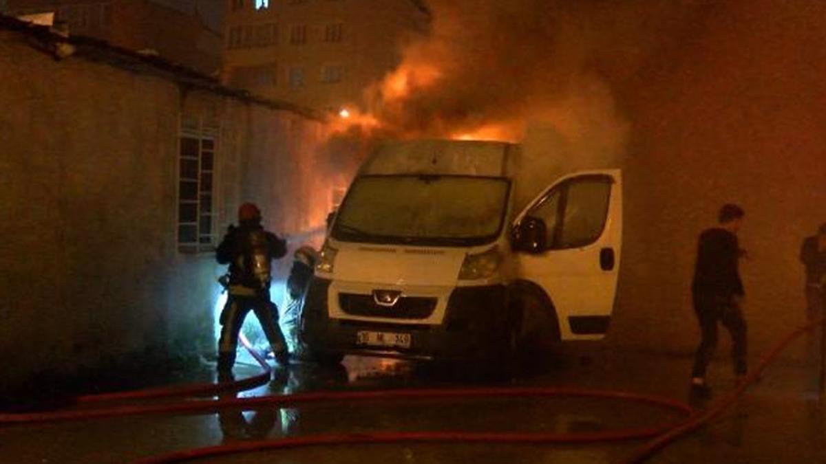 Hurda deposunda çıkan yangın iki araca sıçradı