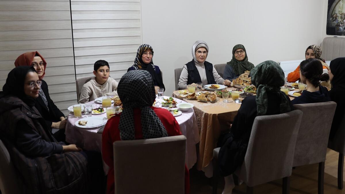 Emine Erdoğan depremzede aile ile iftar yaptı Mete Gazoz sürprizi