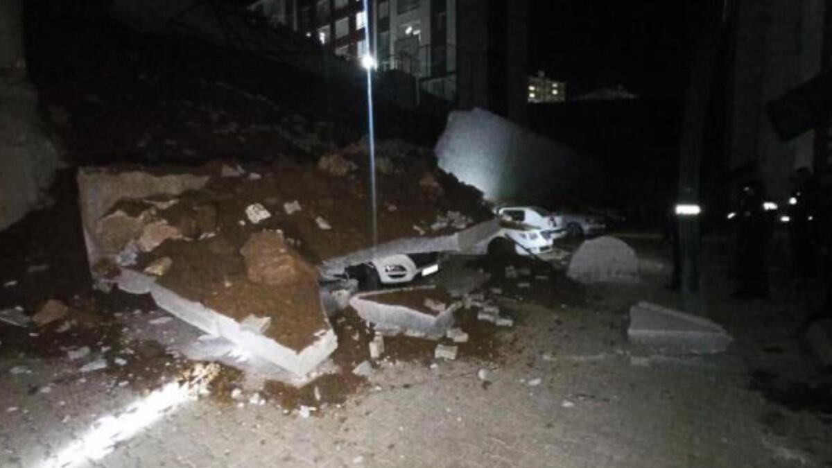 Yozgat'ta istinat duvarı çöktü 11 otomobil enkaz altında kaldı