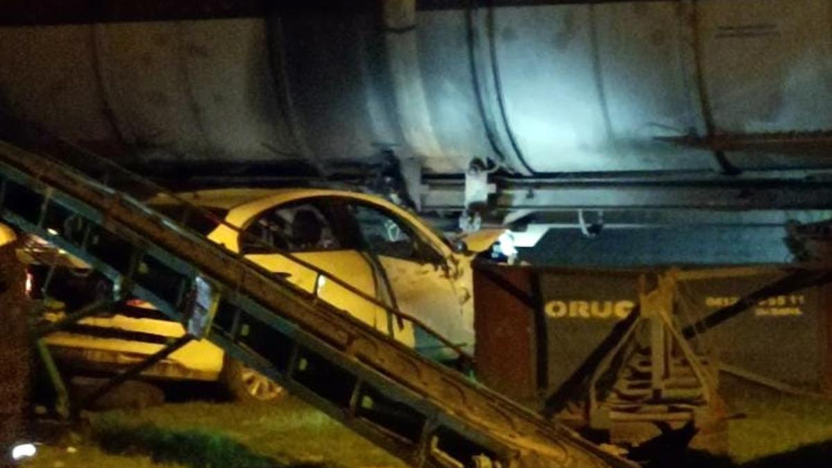 Diyarbakır’da faciadan dönüldü! Otomobil, yük trenine çarptı