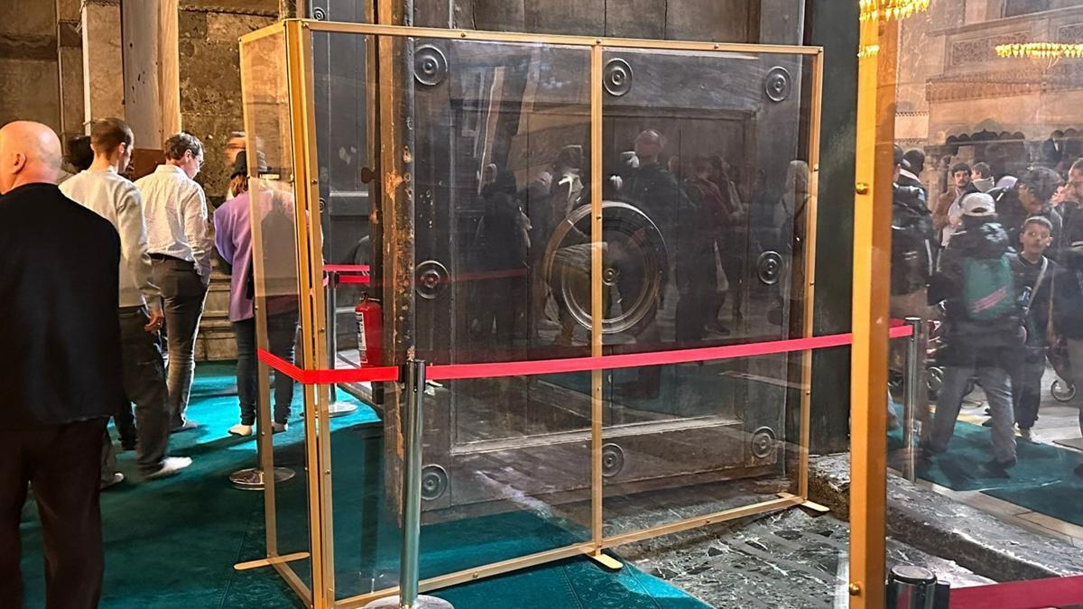 Ayasofya Camii’nde aşınma önlemleri; ’50 bin elin bir yere dokunduğunu düşünün’