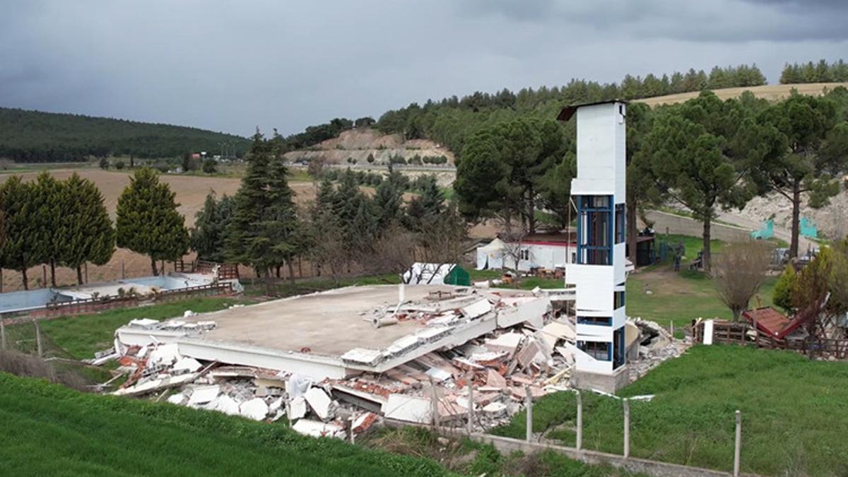 İki katlı bina yerle bir oldu, bir tek asansör kulesi ayakta kaldı