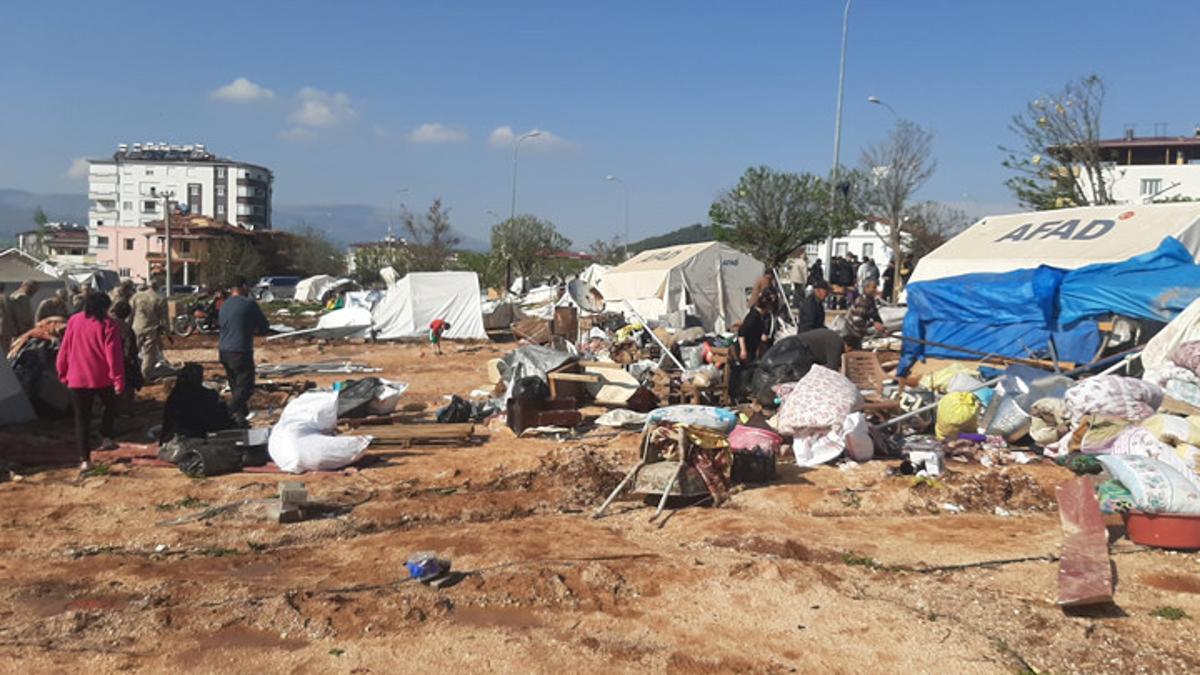 Pazarcık’ta hortum… Depremzede çadırları uçtu: Yaralılar var