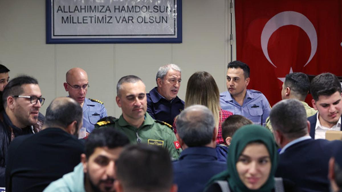 Bakan Akar, Ramazanın son iftarını şehit aileleri ve gazilerle TCG Anadolu’da yaptı