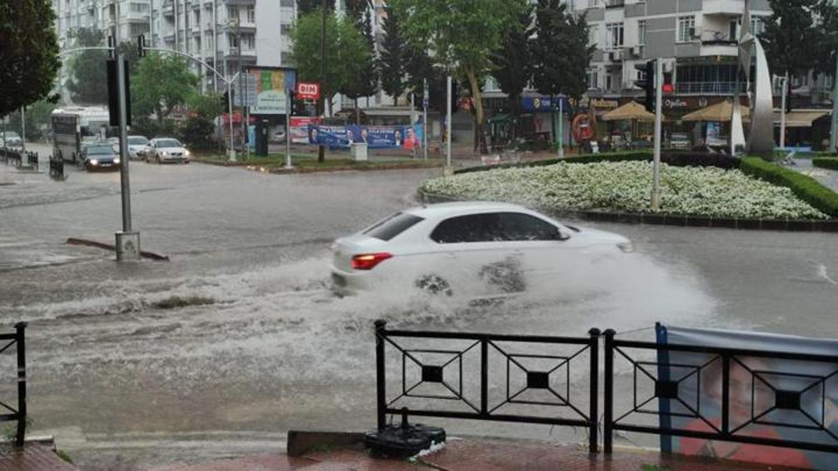 Adana'da kuvvetli yağış ve dolu sele neden oldu - Son Dakika Haberleri
