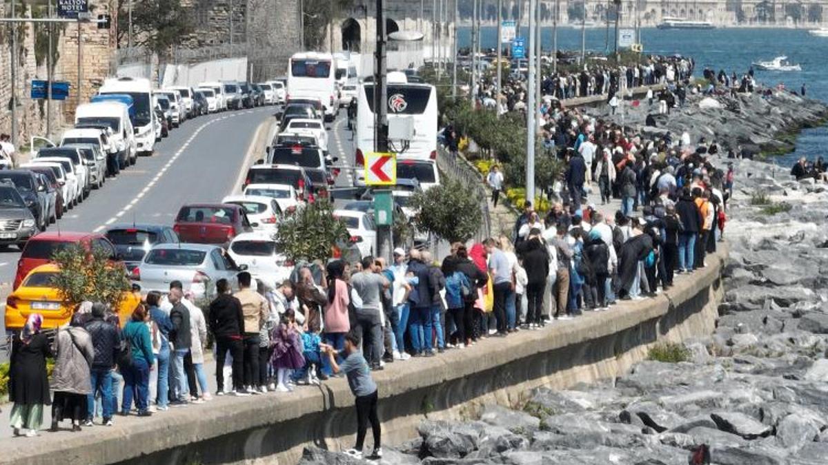 TCG Anadolu’ya ziyaretçi akını: Kilometrelerce kuyruk