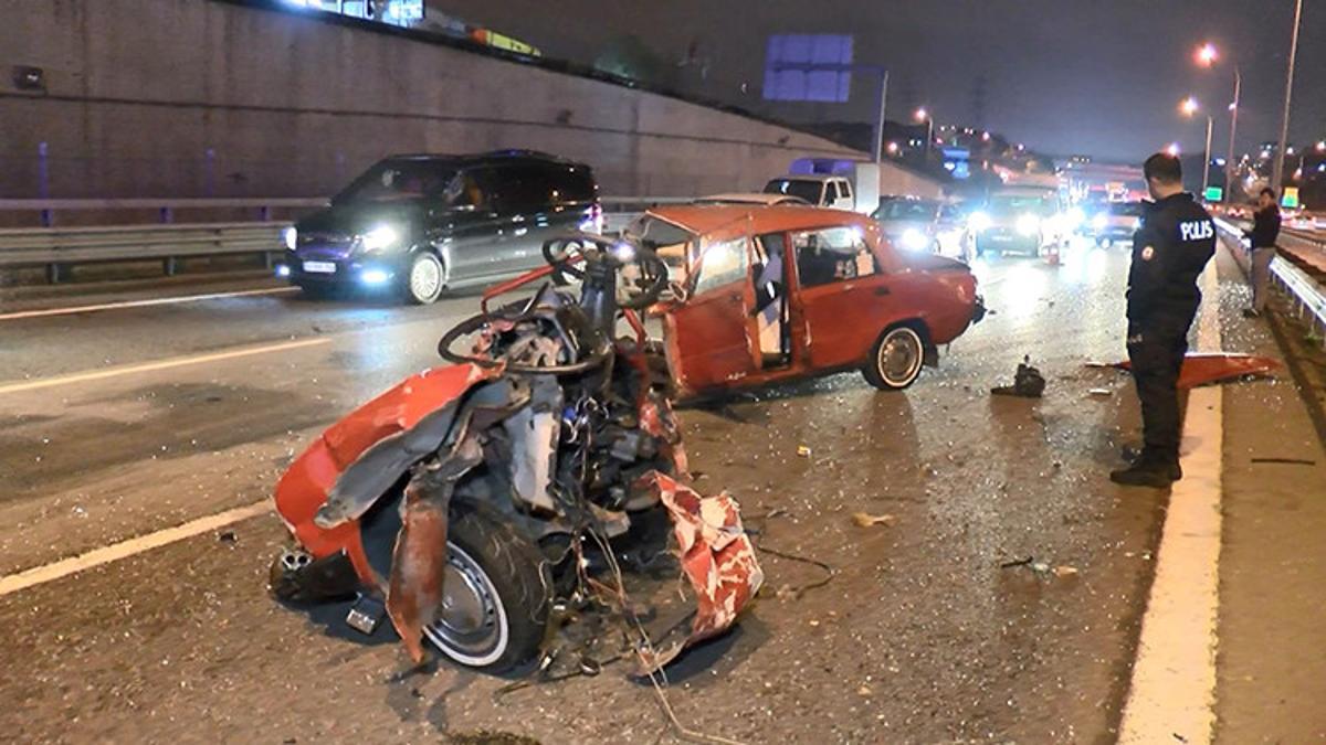 TEM’de makas atıp 3 araca çarpan otomobil ikiye bölündü: 2 yaralı