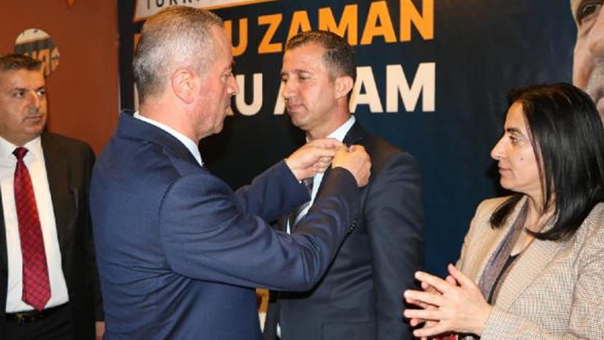 Hakkari’de Memleket Partisi İl Başkanı ve yönetimi, AK Parti’ye katıldı