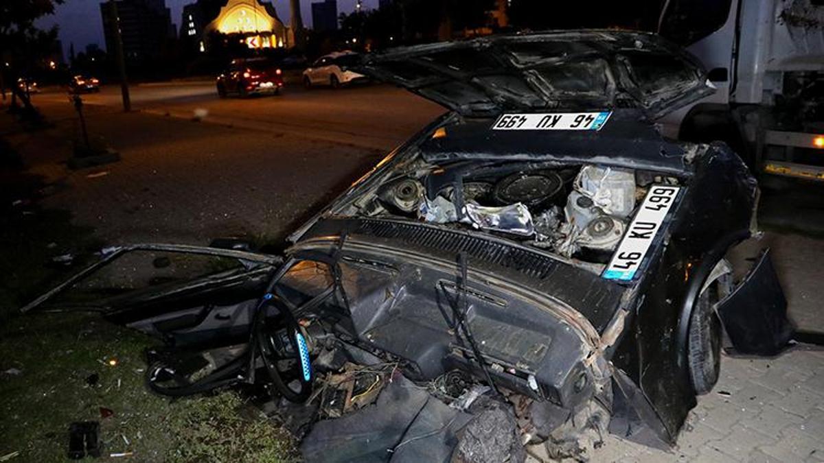 Adana’da Otomobil Aydınlatma Direğine Çarparak İkiye Bölündü, Sürücü Yaşamını Yitirdi