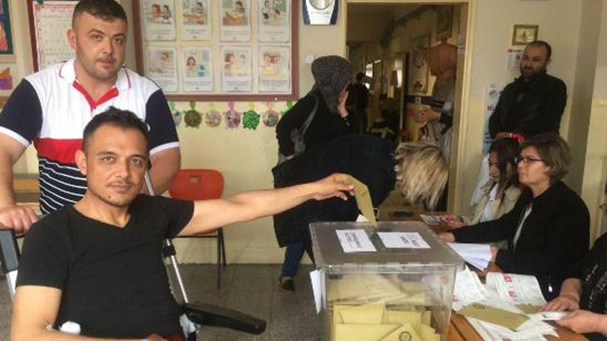 Ameliyattan çıkan okul müdürü, görev yaptığı okulda oy verdi