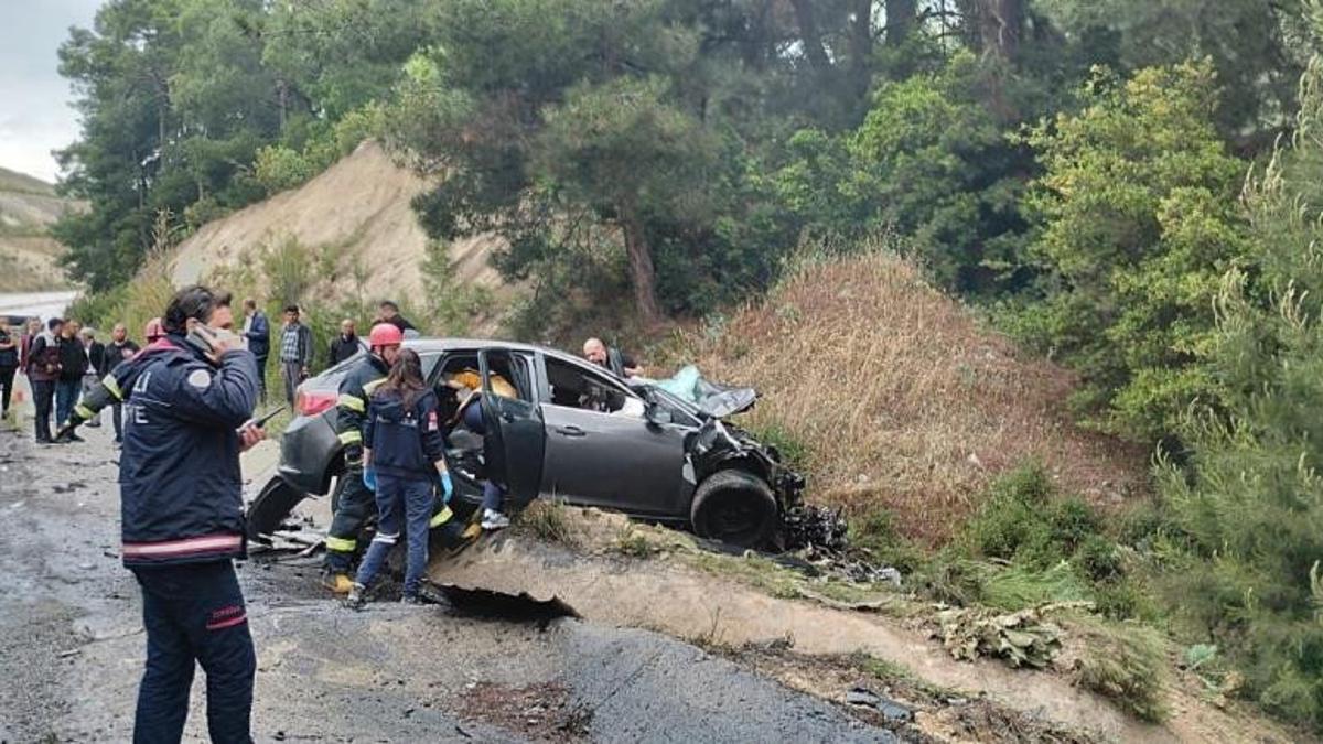 Denizli’de feci kaza! Tır çarptığı otomobili metrelerce sürükledi: 3 ölü, 2 yaralı