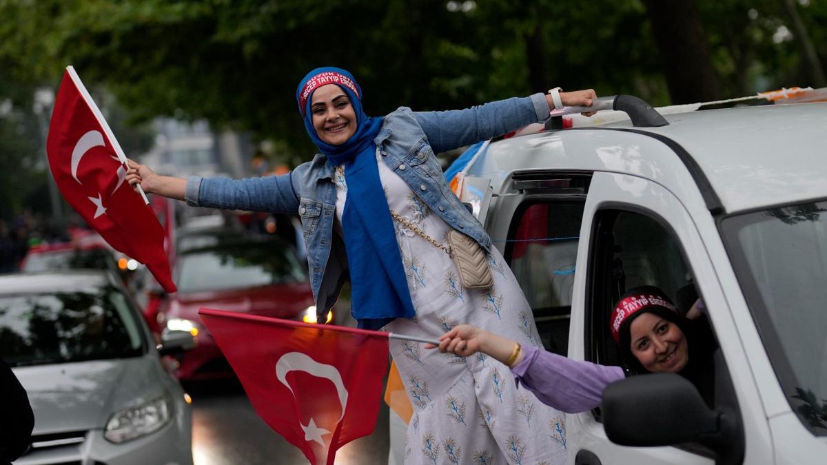 Türkiye’nin dört bir yanında seçim kutlamaları başladı