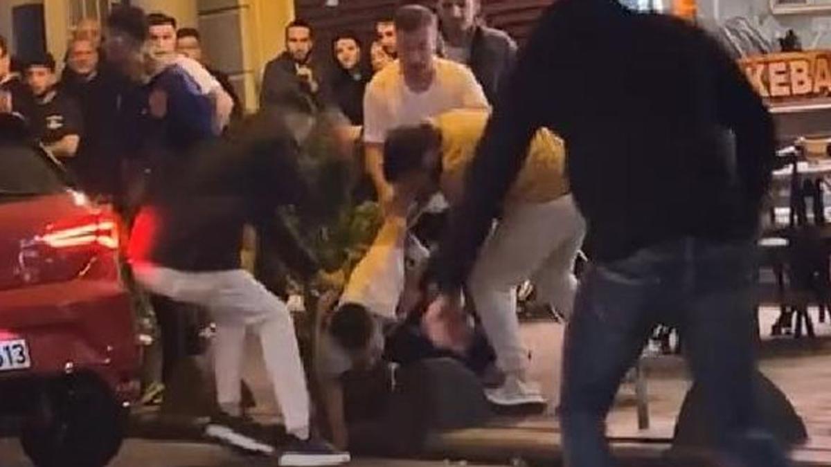 Taksim’de iki grubun tekmeli yumruklu kavgası kamerada