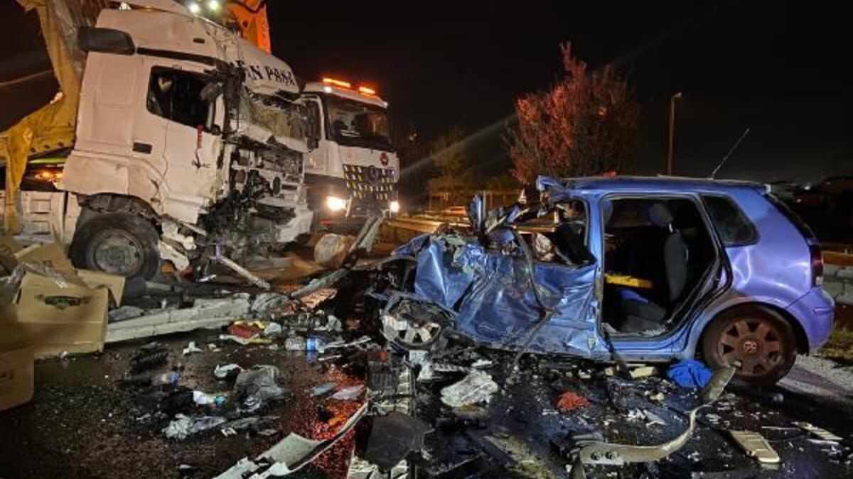 Çatalca'da feci kaza TIR otomobilin üzerine devrildi 1 ölü 4