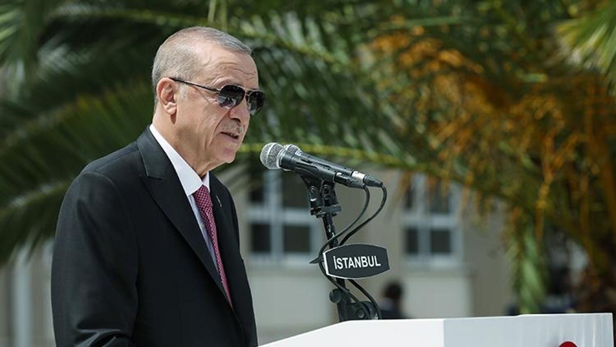 Cumhurbaşkanı Erdoğan, Haydarpaşa Anadolu Lisesi’nde karne dağıtım töreninde konuşarak, eğitim ordusunun güçlendirildiğini ve ihtiyaç duyulan alanlarda atamaların sürdürüleceğini belirtti. Ayrıca, öğretmenlerin itibarını artıracak ve kariyerlerini geliştirecek bir proje paylaşacaklarını söyledi. Depremde hayatını kaybedenler için başsağlığı dileyen Erdoğan, öğrencilere mutlu, huzurlu ve verimli bir tatil diledi.