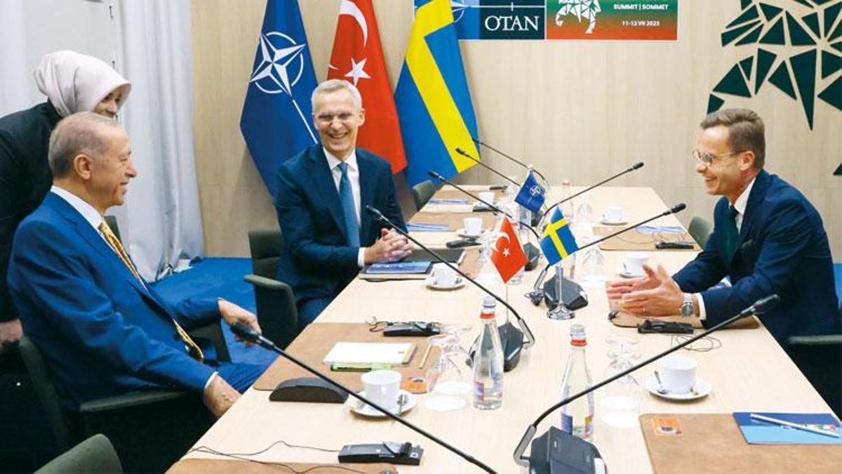 Türkiye, NATO zirvesi öncesi politikalarını  Batı’nın yüzüne ayna çevirmek  olarak tanımlıyor. Ankara, Batı’dan müttefiklik kavramı çerçevesinde beklentilerini dile getiriyor. Bunlar arasında AB üyelerinin Türkiye’ye karşı samimi davranması, örtülü ambargolara son verilmesi ve terör örgütleriyle işbirliğinden vazgeçilmesi yer alıyor. Türkiye, NATO’ya tüm yükümlülüklerini yerine getirdiğini ve NATO’nun genişlemesine karşı olmadığını vurguluyor. NATO Genel Sekreteri’nin terörle mücadele temsilcisini ataması da tüm dünya genelinde görev yapması bekleniyor. Türkiye’nin AB girişimleri de başladı ve AB liderleri ile ilişkilerin ivme kazanması için çalışmalar yapılıyor. Cumhurbaşkanı Erdoğan, Yunanistan Başbakanı Kiriakos Miçotakis ile de görüştü ve iyi bir atmosferde gerçekleştiği belirtildi. Ayrıca, Biden ile yapılan görüşmelerde F-16’lar konusunda olumlu mesajlar verildi ve Türk-Yunan ilişkilerinin düşmesinden memnuniyet duyuldu. Zirvede Türkiye’nin tahıl koridoru konusundaki girişimleri de desteklendi.