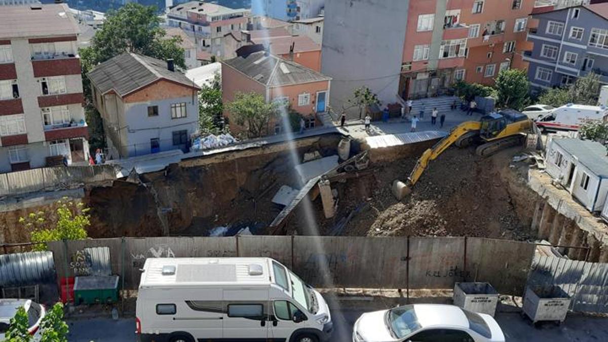 İstanbul Sarıyer’de inşaat alanının yanındaki yolda çökme meydana geldi