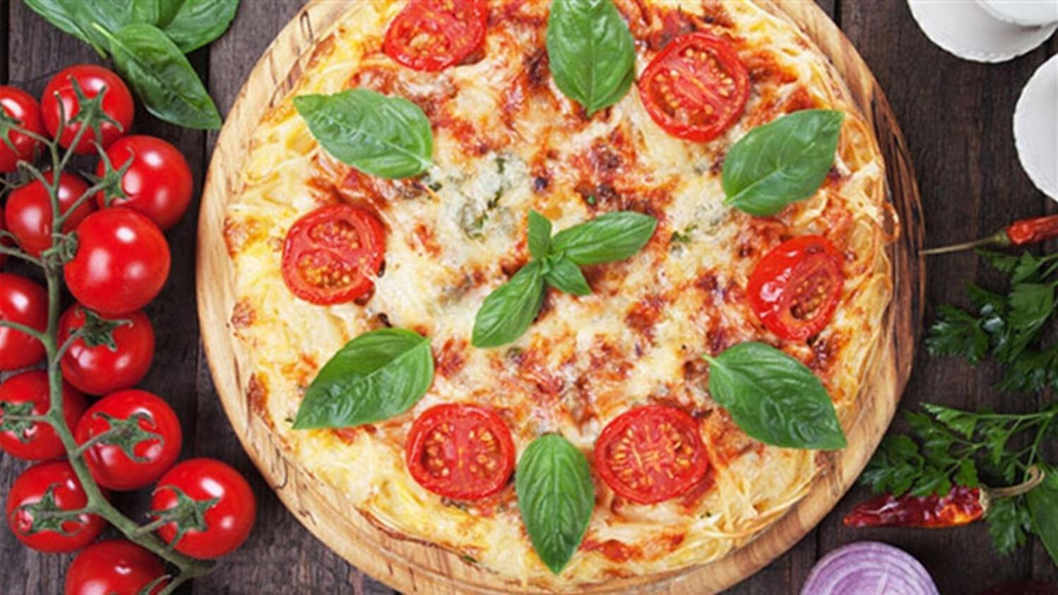 Peynirli domatesli pizza tarifi Pizza Tarifleri