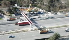 İstanbul'da inanılmaz görüntü! Üst geçit yolun ortasına iniyor