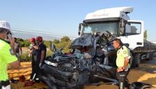 Kırmızı ışıkta bekleyen 5 araca çarpıp 3 kişinin ölümüne neden olan TIR şoförü gözaltında Kırmızı ışıkta bekleyen 5 araca çarpıp 3 kişinin ölümüne neden olan TIR şoförü gözaltında