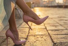 Topuklu ayakkabılarla daha kolay yürümek için 5 temel ipucu