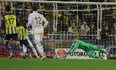Fenerbahçe-Konyaspor maçında Altay Bayındırdan hakeme itiraz Goldeki o anlar...