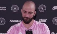 Gonzalo Higuain futbolu bırakacağını gözyaşlarıyla açıkladı