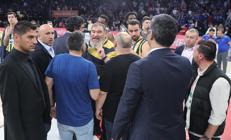 Anadolu Efes-Fenerbahçe Beko maçı sonrası gerginlik Yöneticiden hakeme tepki...
