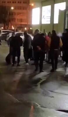 Rus polisi sokak dövüşünü engellemek yerine kavgacı gruplarla beraber izledi