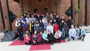 Doğum günlerini çocuk evinde kalan çocuklarla kutluyor