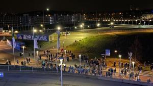 Almanya karıştı Schalke taraftarları stada yürüdü...