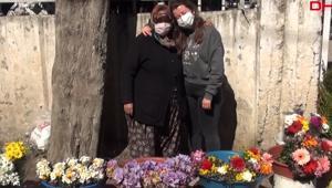 Mezarlıkta çiçek satarak kızını Oxford Üniversitesinde okutuyor