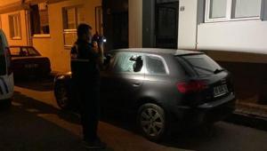 Kavgalarını ayırdığı gençler, aracının camlarını kırdı