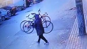 Bursada bisikletlerin çalınma anı kamerada