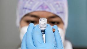 Dünya genelinde 2 milyar 300 milyon dozdan fazla Kovid-19 aşısı yapıldı