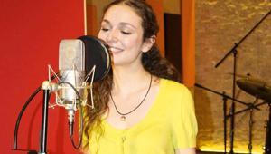 Serra Arıtürk ‘Aşkın Tarifi’ için stüdyoya girdi