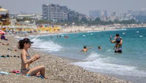 Kısıtlamadan muaf turistlerin deniz keyfi