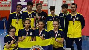 Masa tenisinde Süper Ligde hem erkekler hem de kadınlarda şampiyon Fenerbahçe oldu