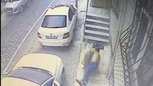 Otomobilini doludan korumak isterken böyle düştü Otomobilini doludan korumak isterken böyle düştü